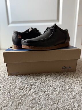 Clarks Men’s Black Leather Moc Toe Casual Oxfords with Brown Crepe Sole